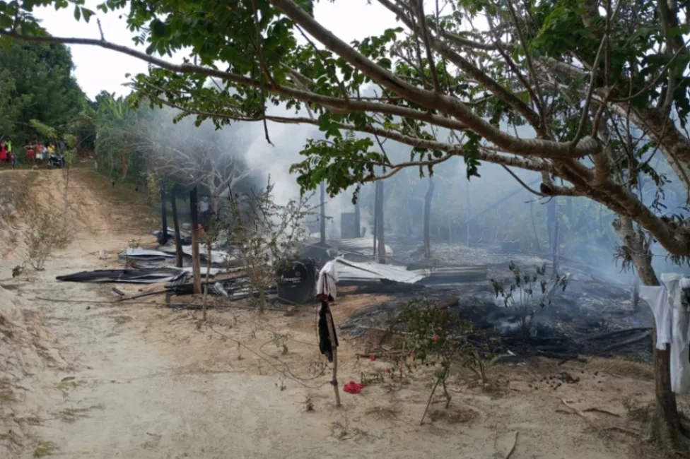 Incendio deja a una familia sin hogar en zona rural de Moñitos