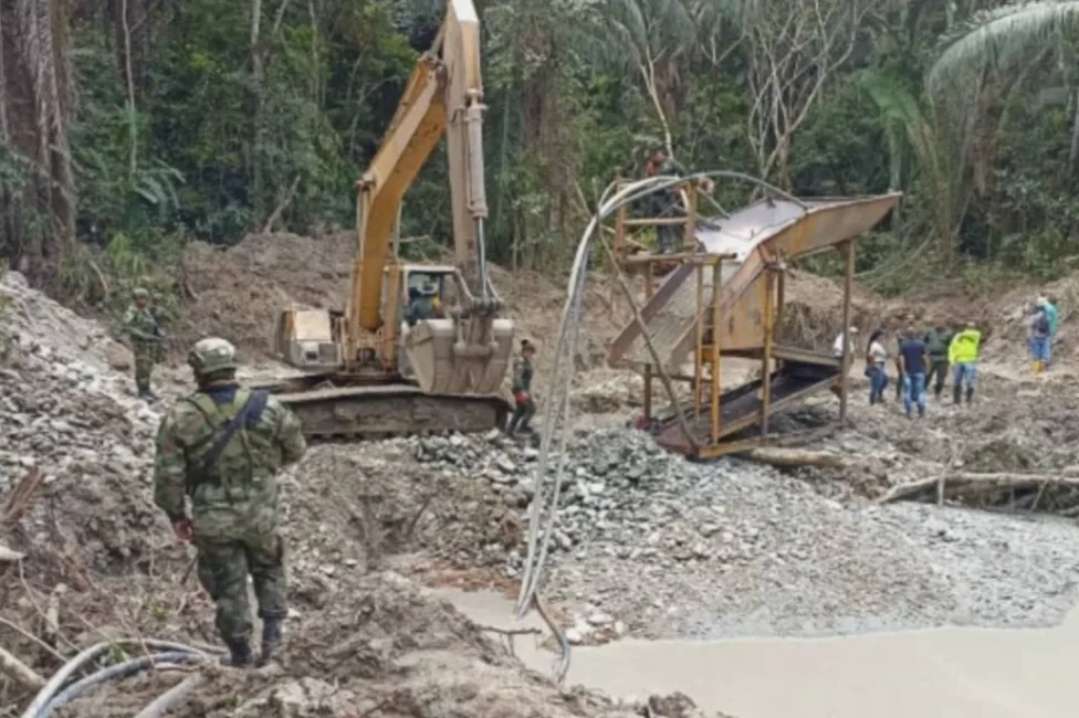 Justicia Penal Militar investiga mina ilegal de oro, que salpica al actual gobierno