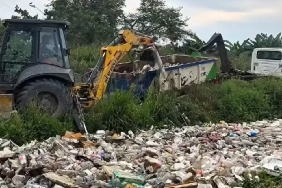 Denuncian contaminación en canal de riego entre Garzones y Mateo Gómez