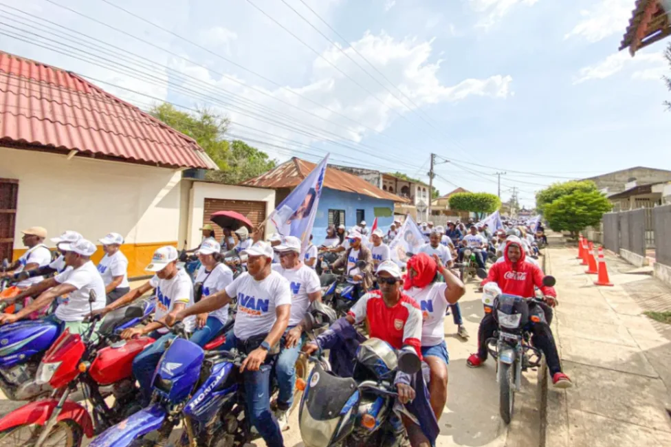 Multitudinaria caravana en San Onofre respalda aspiración presidencial de Iván Cepeda