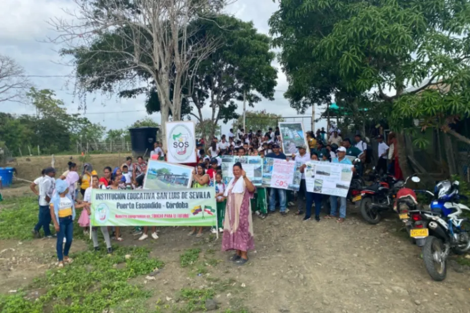Comunidad educativa realizó plantón para exigir solución a crisis de infraestructura en San Luis de Sevilla