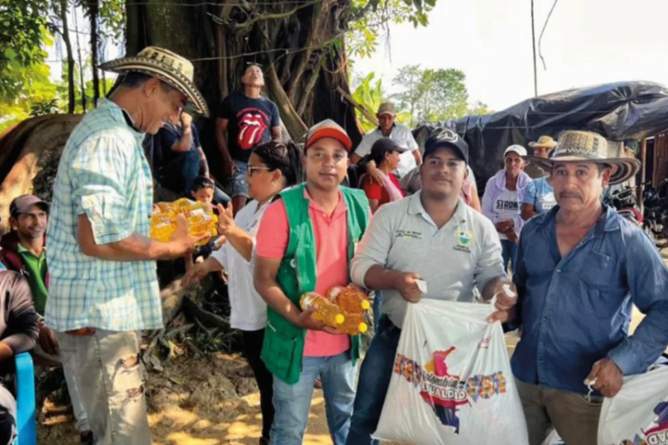 Afectados en Guaranda recibieron canastas alimentarias