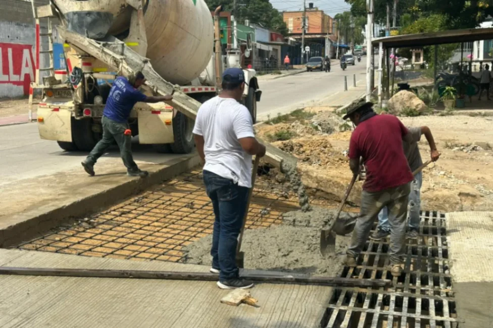 Alcaldía interviene tramo en mal estado en la entrada al barrio El Caribe