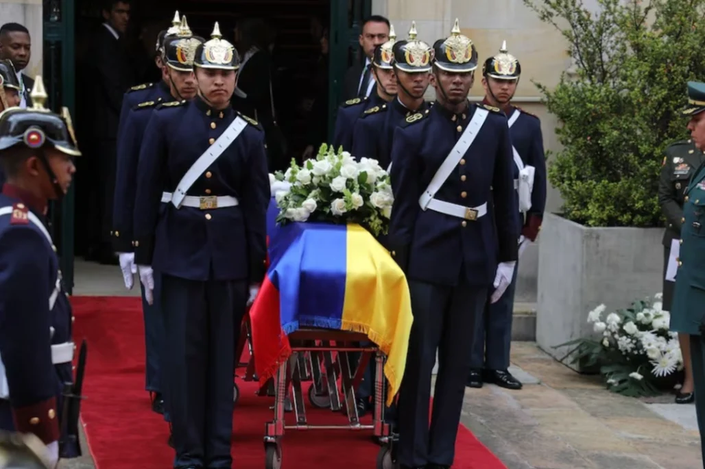 El último adiós a Vargas Lleras fue con polémica