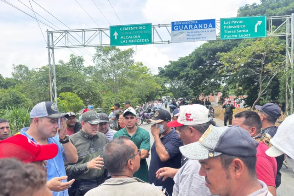 Mineros ilegales de la Mojana bloquean vía tras quema de dragas, al parecer, por la Infantería de Marina