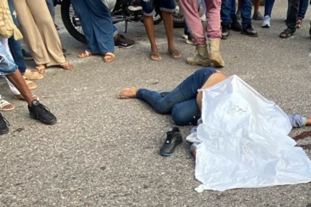 Chocaron con una tractomula, la parrillera murió y el motociclista quedó gravemente herido