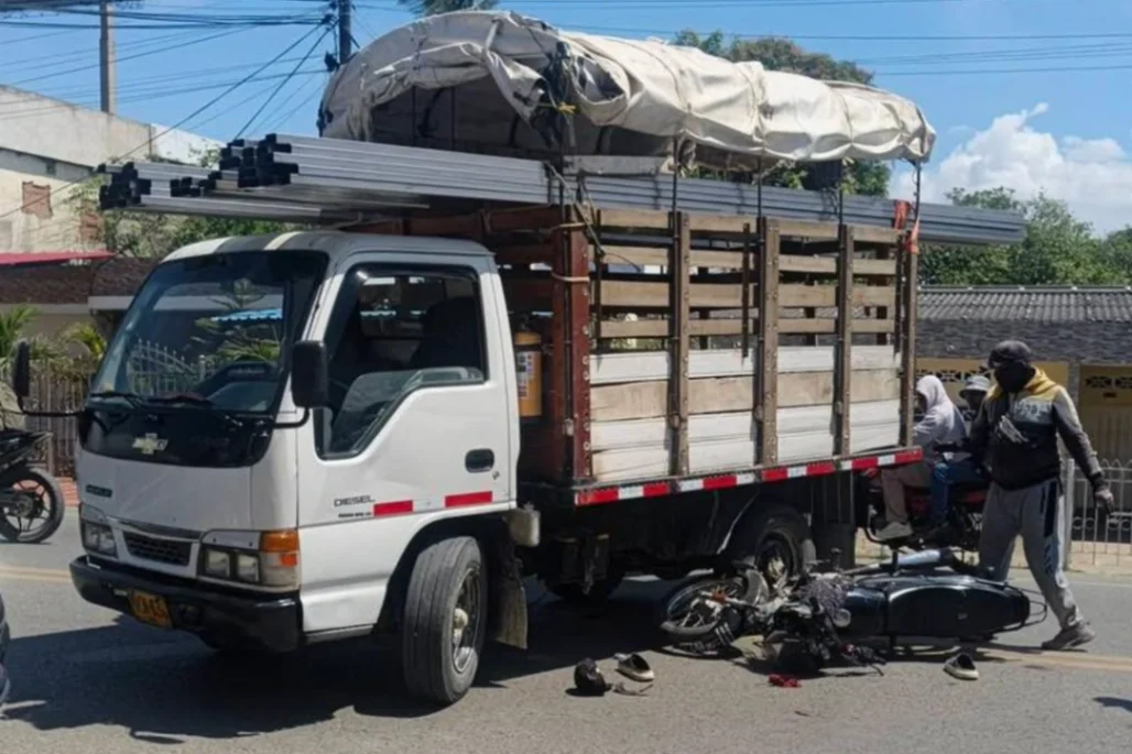 Choque entre camión y motociclista dejó un herido