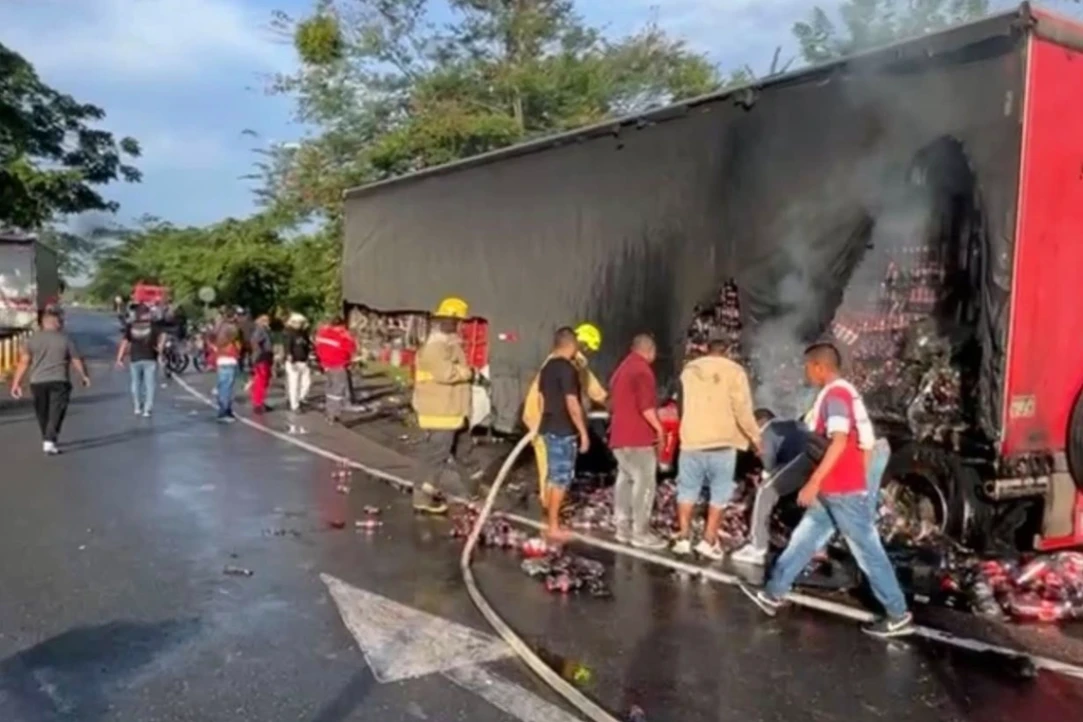 Camión de Coca Cola se quemó: la gente robó y ayudó