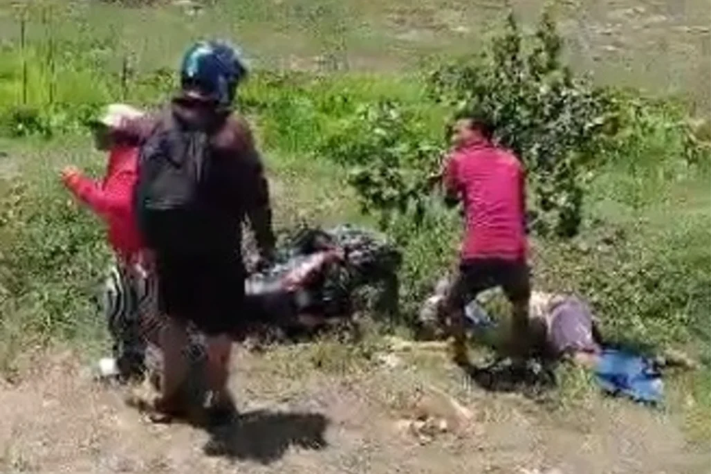 Conductor los embistió y se fugó