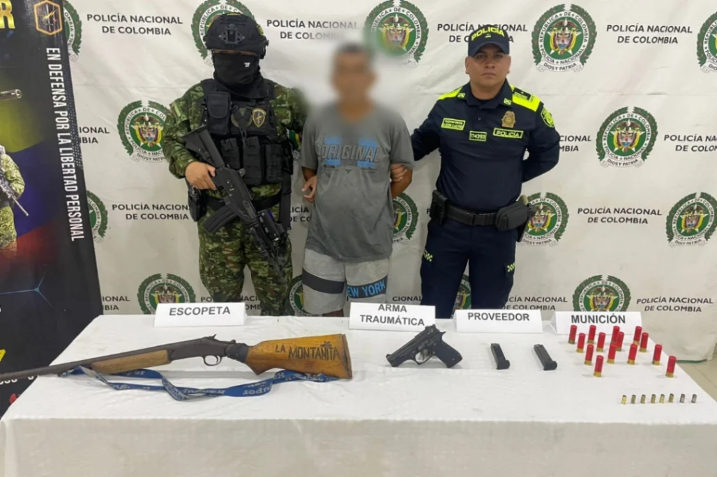 Cayó con armas, pero quedó libre
