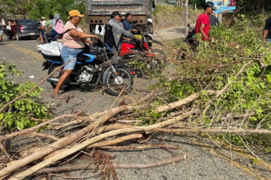 San Bernardo del Viento colapsado por bloqueos