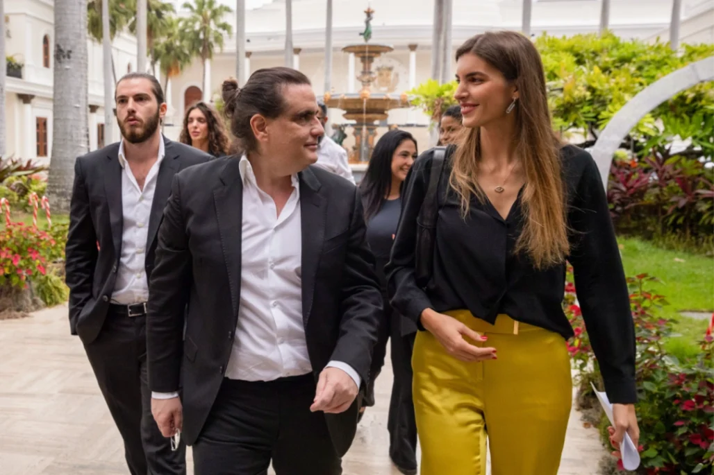 Saab preso en EE.UU. y la familia salió a Italia