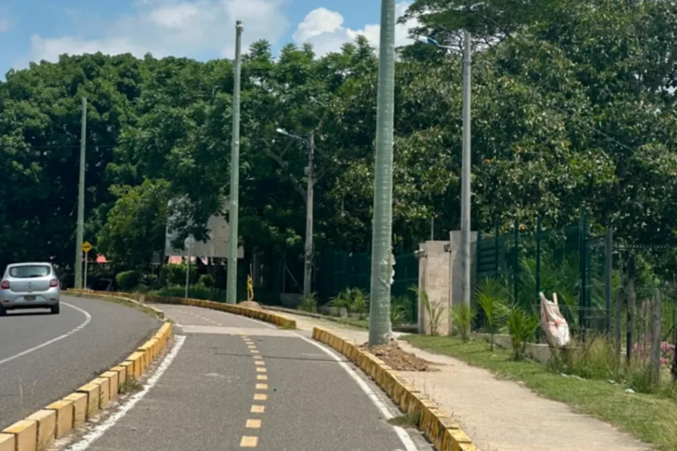 Entrada al municipio de Corozal se ilumina con la instalación de 3 kilómetros de luces LED