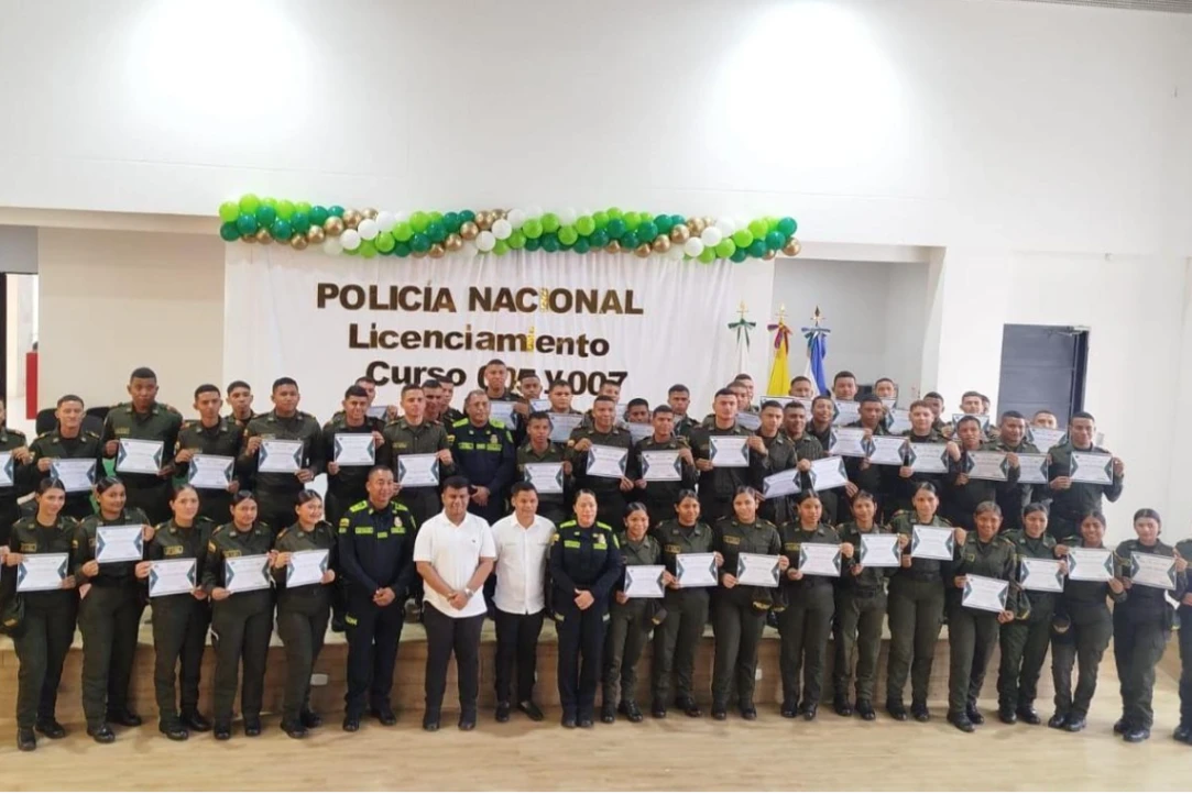 Policía Nacional Córdoba reconoce 56 auxiliares tras culminar servicio militar
