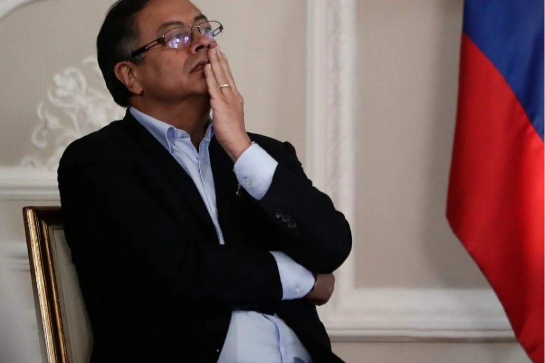 Petro no sale de una, cuando ya está en otra