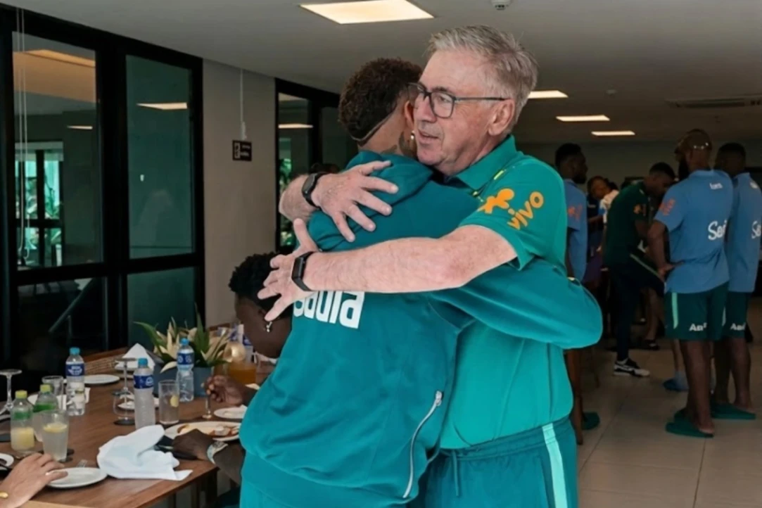 Carlo Ancelotti recibió con un emotivo abrazo a Neymar en su regreso a la selección