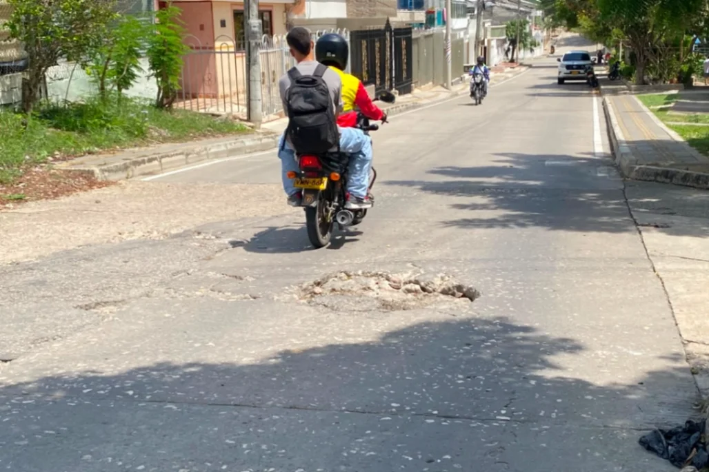 Huecos por todas partes, así están algunas calles del barrio Florencia