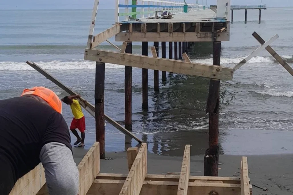 Retiran pilotes deteriorados del muelle de Moñitos para evitar riesgos