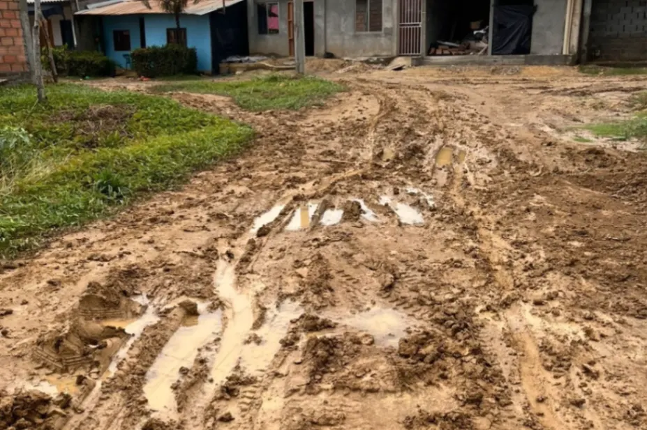 En El Progreso denuncian abandono por el deterioro de su única vía de acceso en Moñitos