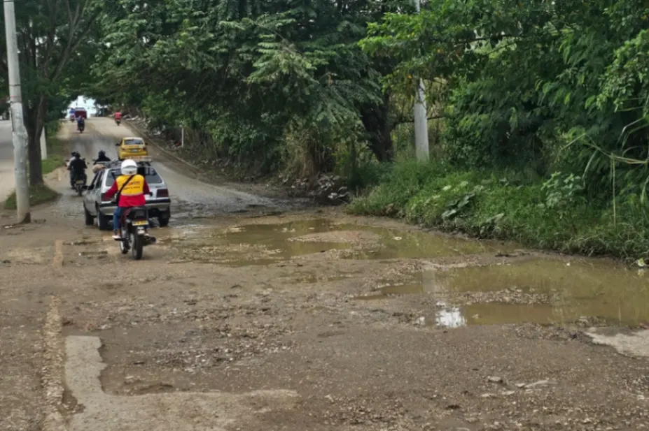 La comunidad y transeúntes piden respuestas ante retrasos en la obra de la avenida La Paz