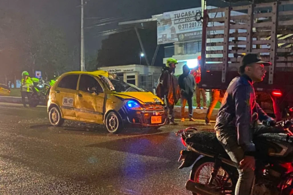 Taxista impactó por detrás a un camión