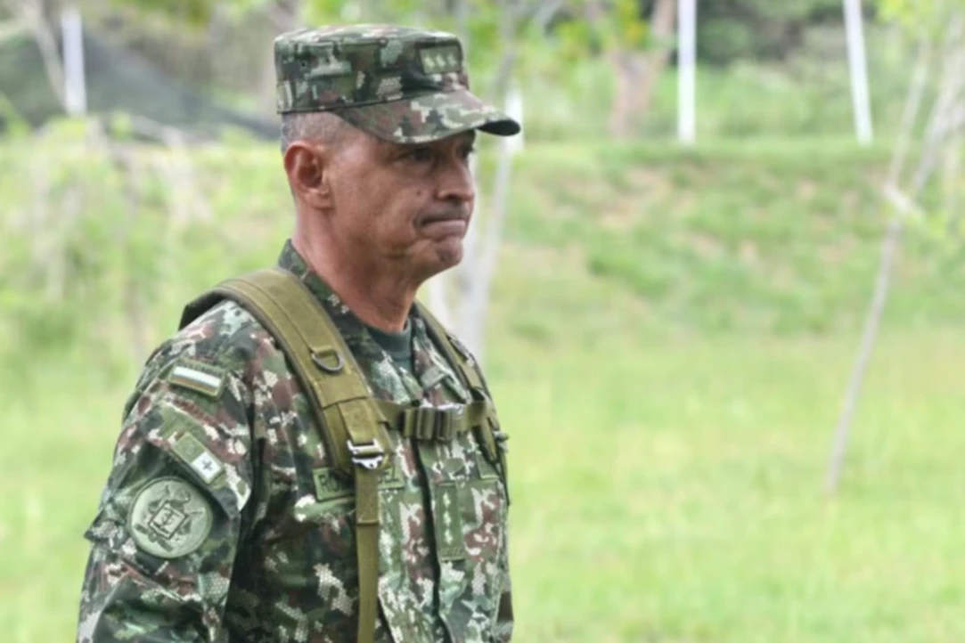 Se oficializa la salida del Ejército del general Erick Rodríguez