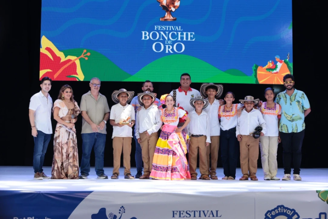 ¡Fiesta de folclor en el Pueblito Cordobés! La música y la danza se tomaron la III edición del Bonche de Oro