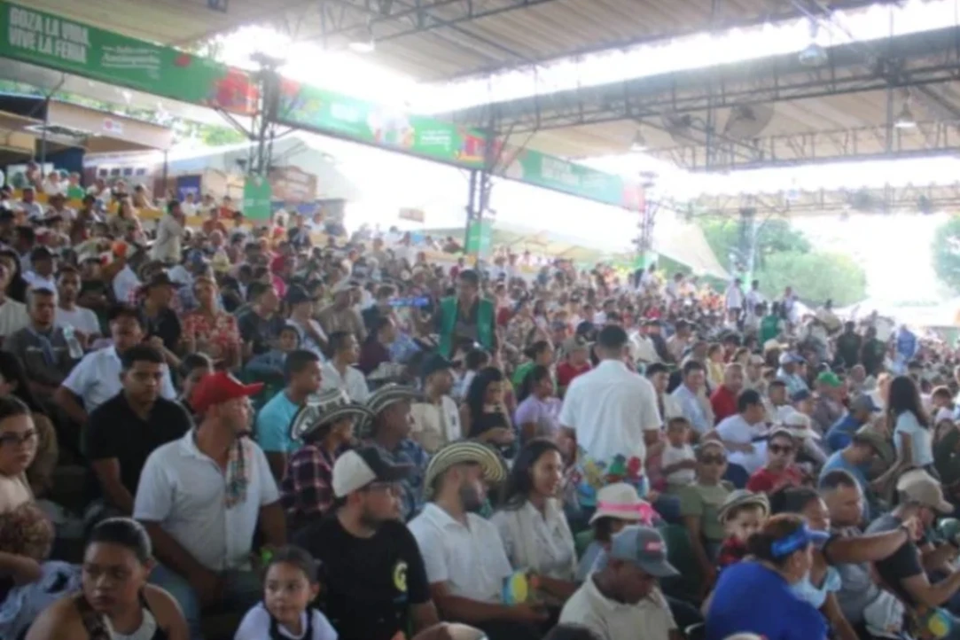 Líderes empresariales y expertos internacionales en Foro Económico