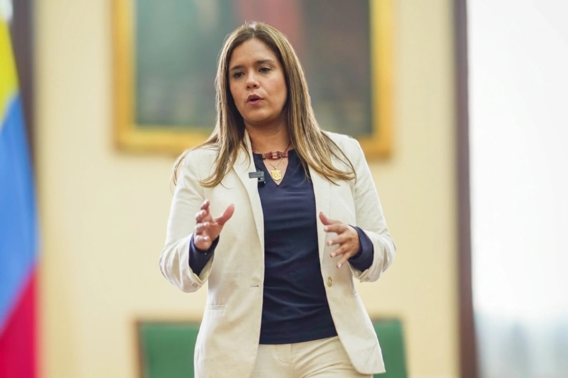 Senadora Karina Espinosa presentó su renuncia al Senado