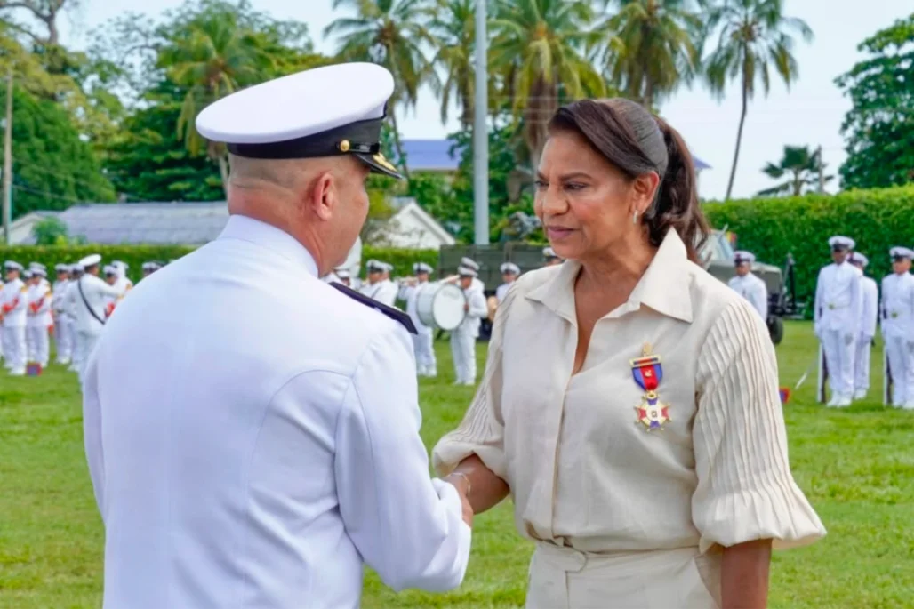La Gobernadora de Sucre, Lucy García, es condecorada por la Armada Nacional por su trabajo en seguridad