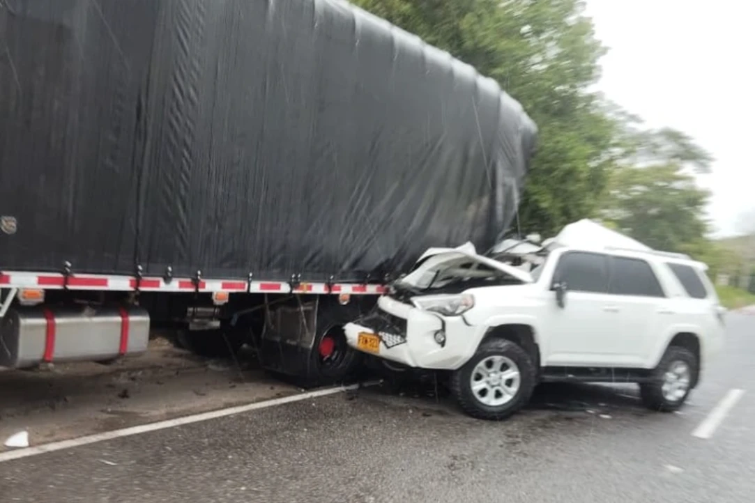 Conductor de camioneta perdió el control y chocó con la parte trasera de un camión
