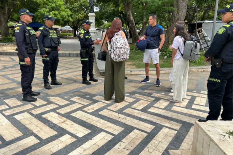 Presencia policial fortalece la tranquilidad de ciudadanos y visitantes en el parque principal