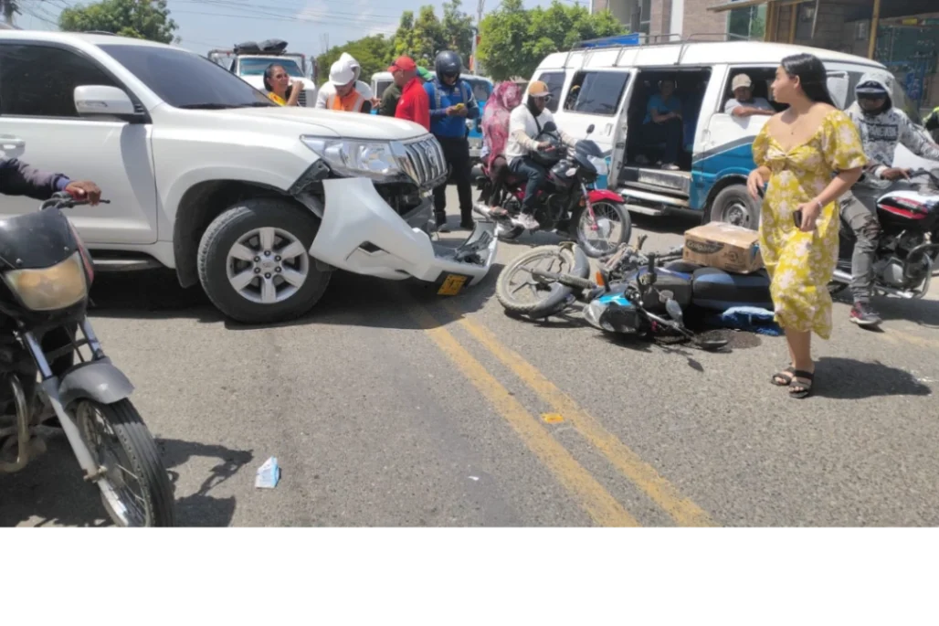 Chocó contra camioneta, pero solo hubo daños materiales