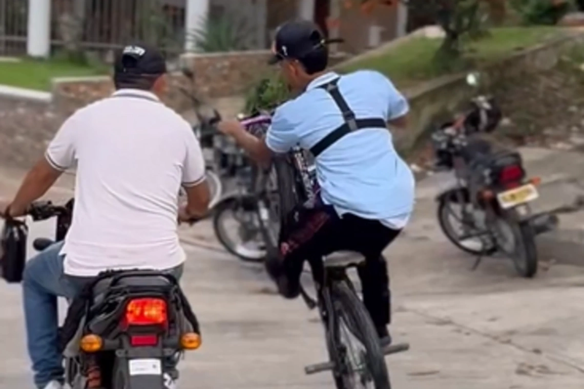Jóvenes arriesgan sus vidas y las de peatones en bicicleta porlas calles de Sincelejo