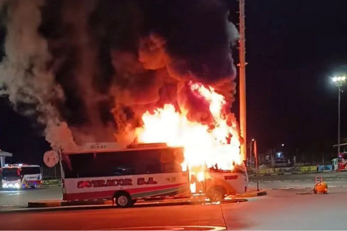Vuelve y juega, se quemó otro bus
