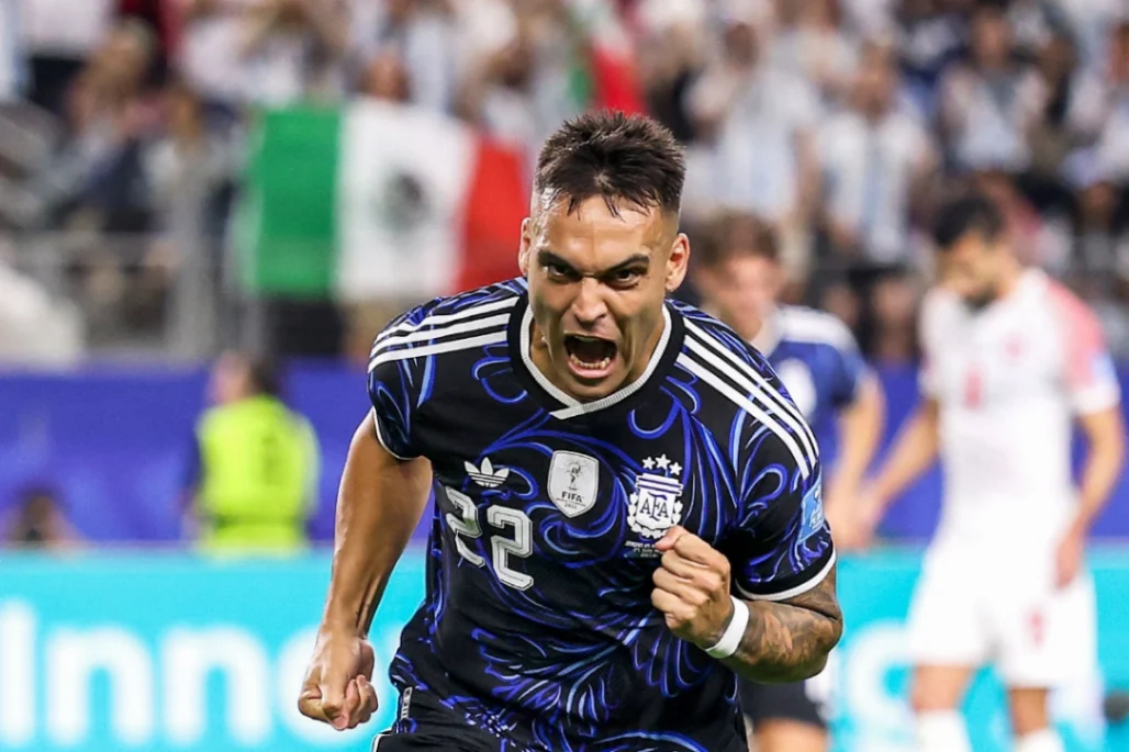 Argentina volvió a vencer en el Mundial, Inglaterra líder absoluto