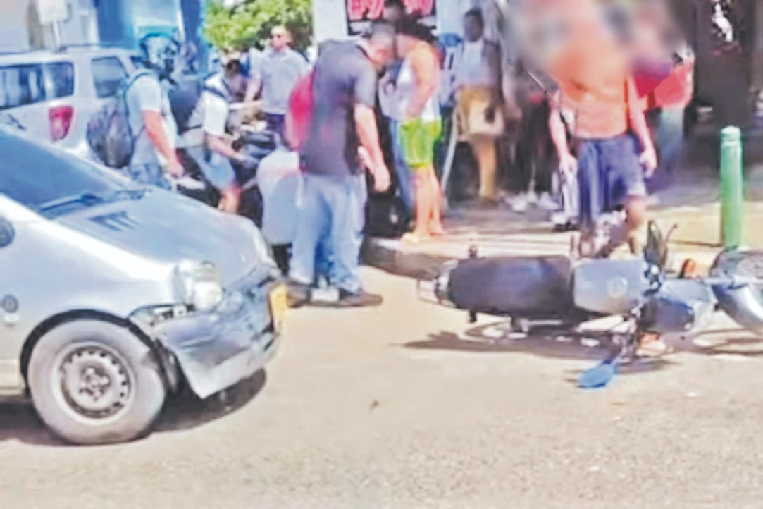 Accidente entre carro y moto dejó a un lesionado