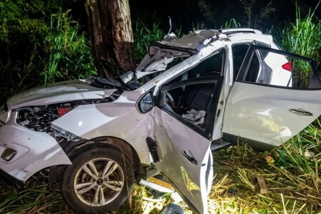 Tres personas fueron rescatadas tras quedar atrapadas en un vehículo accidentado