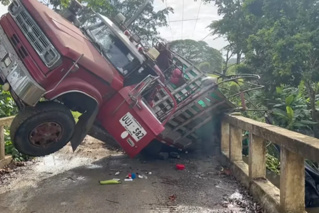 Camión cayó al vacío y dejó un herido