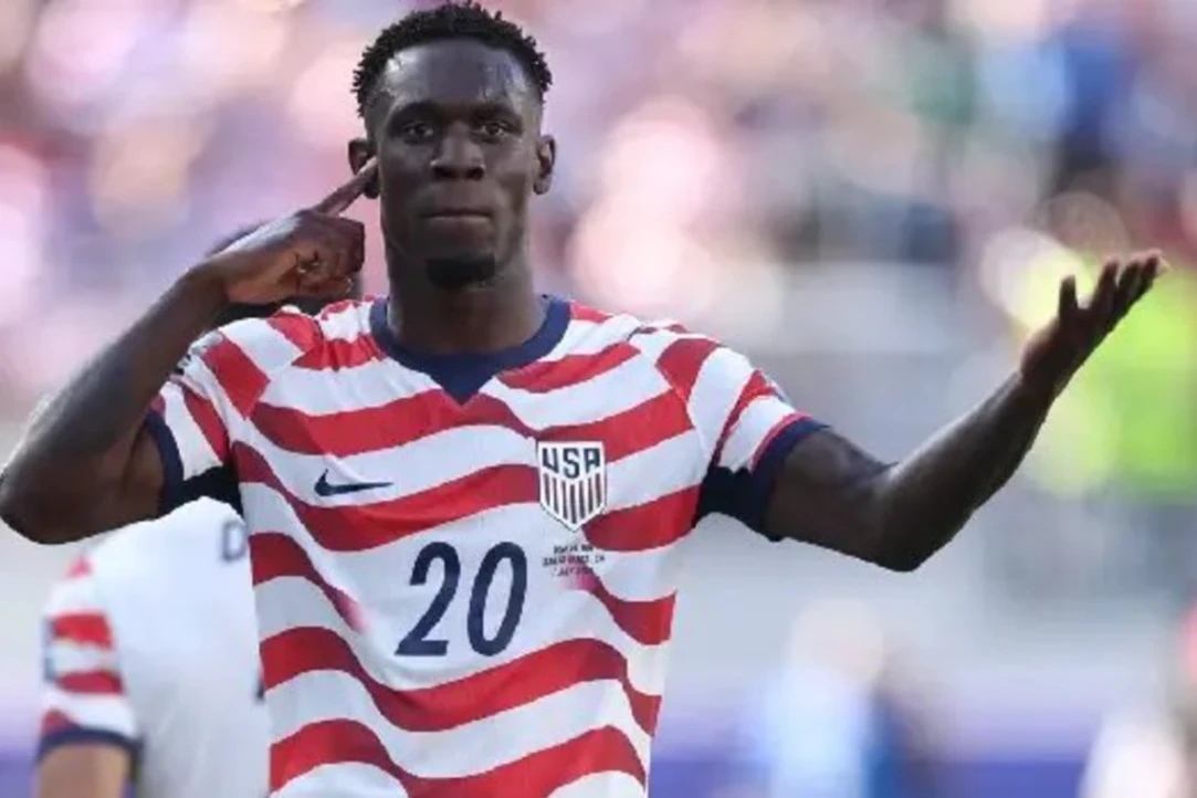 Fifa revocó la roja a Balogun tras intervención de Trump