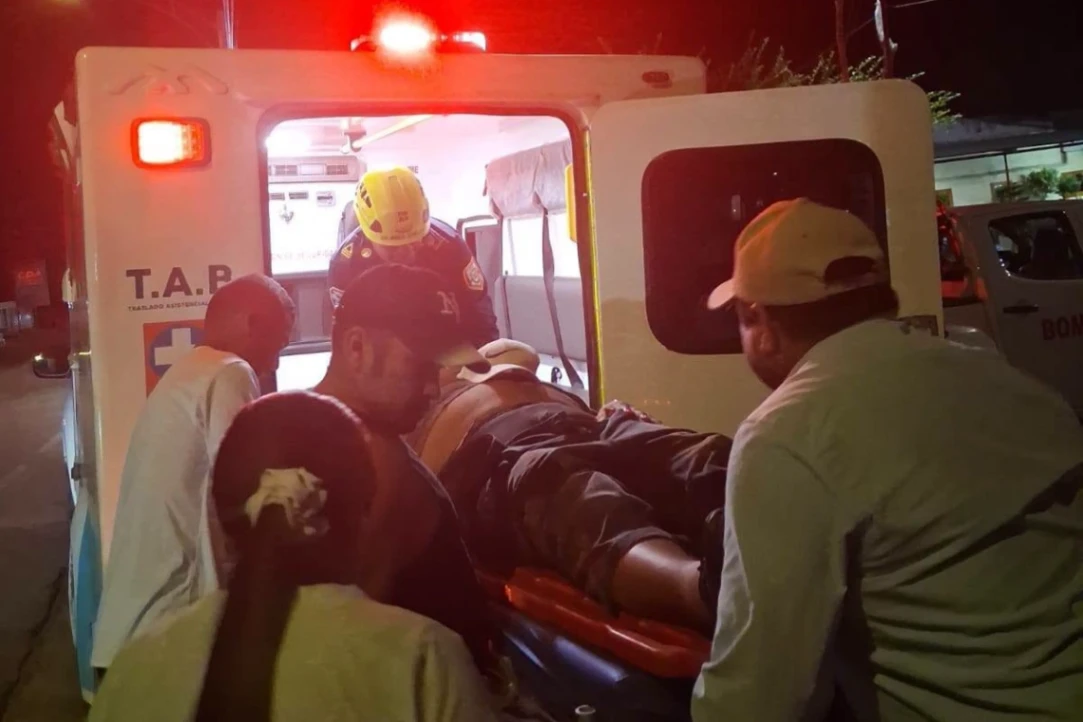 Sufrió una caída y bomberos lo atendieron