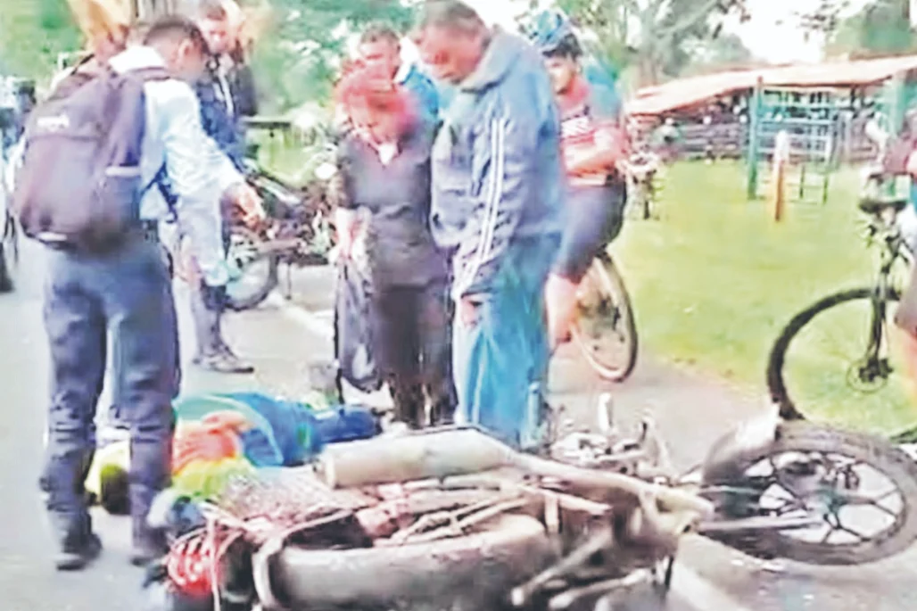 Iba en moto y chocó contra una grúa