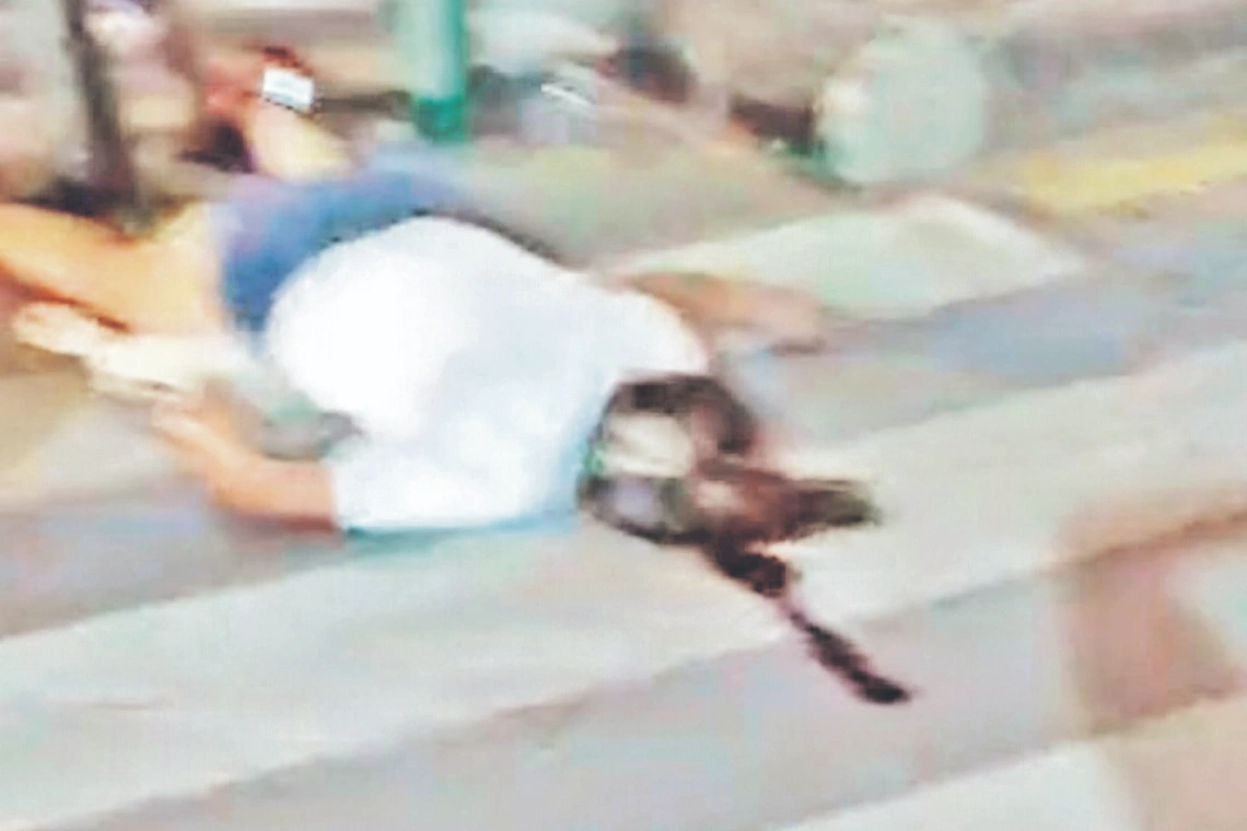Quedó inconsciente en la vía