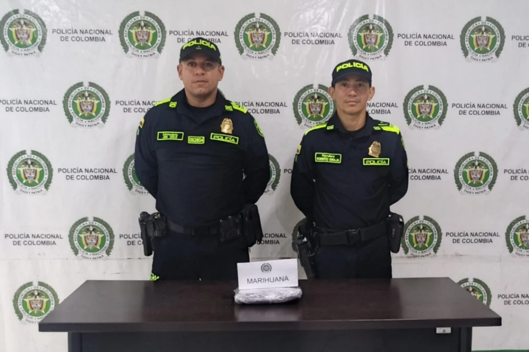 Se lo pillaron y tiró el paquete de marihuana