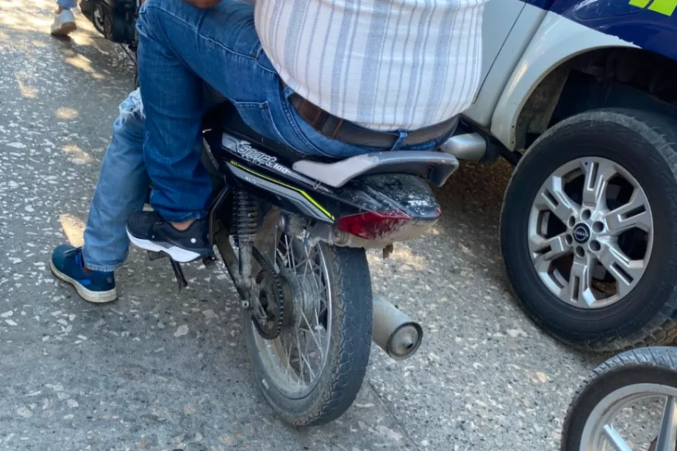 Persisten las motos sin placas visibles y sobre los andenes en Sincelejo, pese a los controles