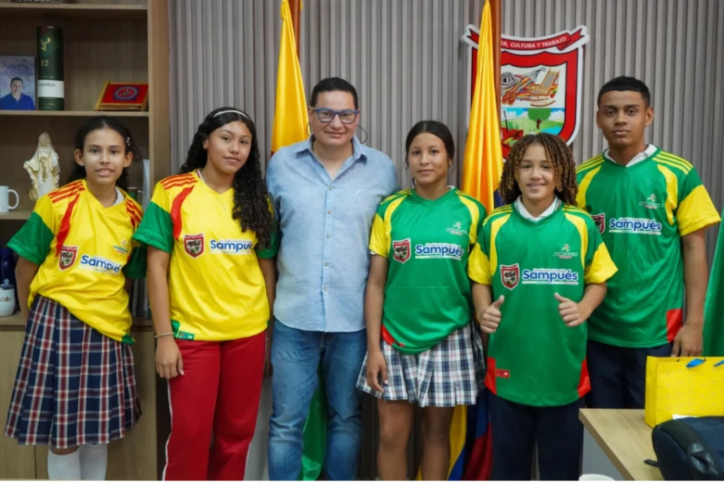 Con entrega de uniformes, Alcaldía respalda Juegos Intercolegiados