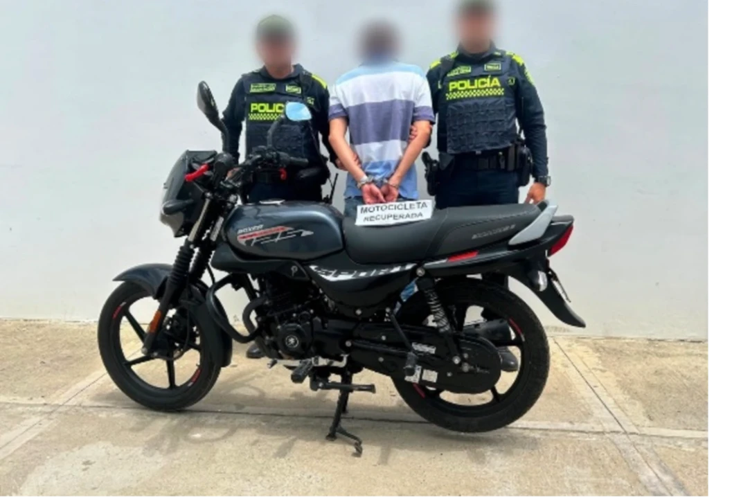 Capturan a uno y recuperan una moto