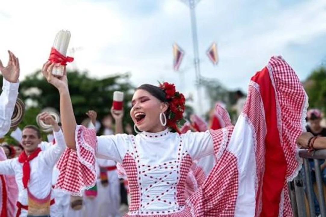 Todo listo para que se abra el telón de la Pollera Colorá