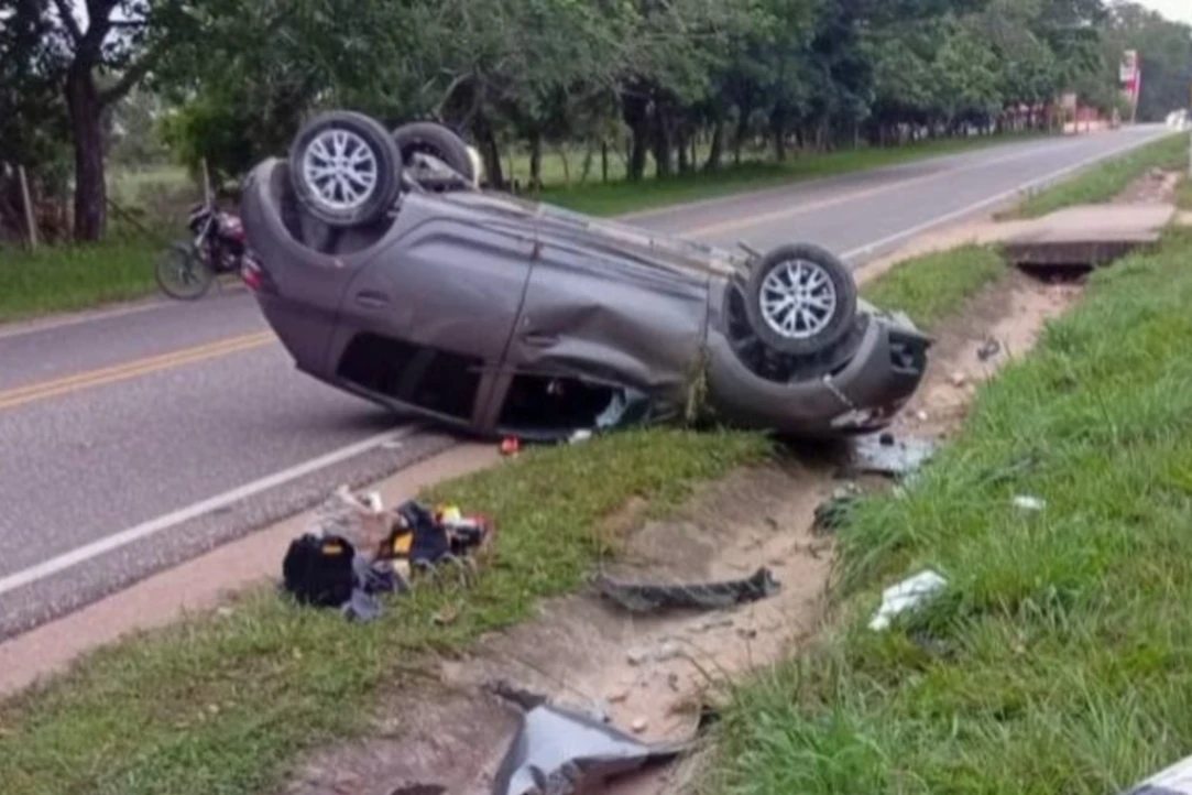 Se estrelló con un poste y terminó volcado