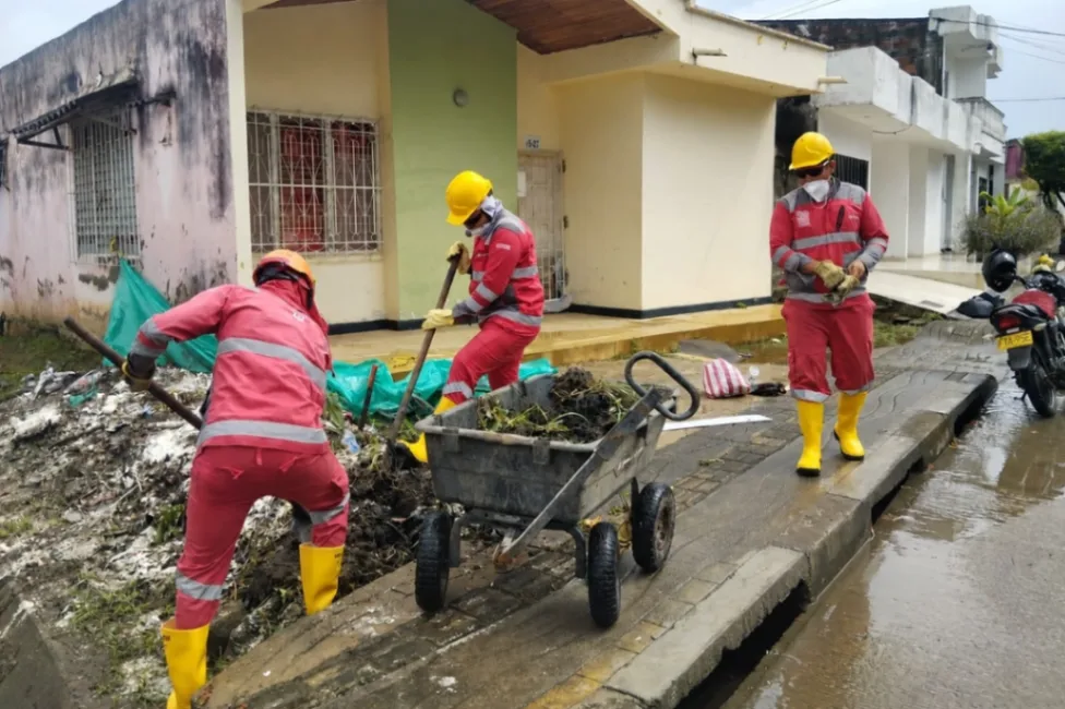 Hoy, incluso bajo la lluvia, Veolia avanzó en las labores de mantenimiento de canales en Montería